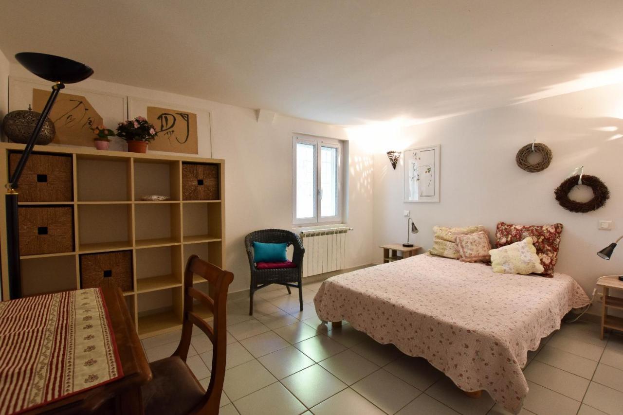 Moulin Rose, Parking - Jardin Apartman Arles Kültér fotó